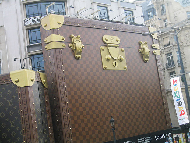 Tako dojmljiva skulptura uljepšala fasadu trgovine Louis Vuitton u Parizu